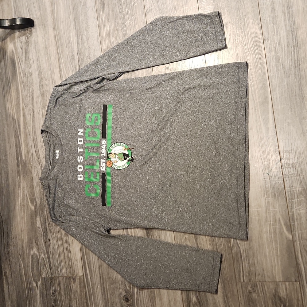 U Basketball Boston Celtics est. 1946 Men's sz S long sleeve shirt